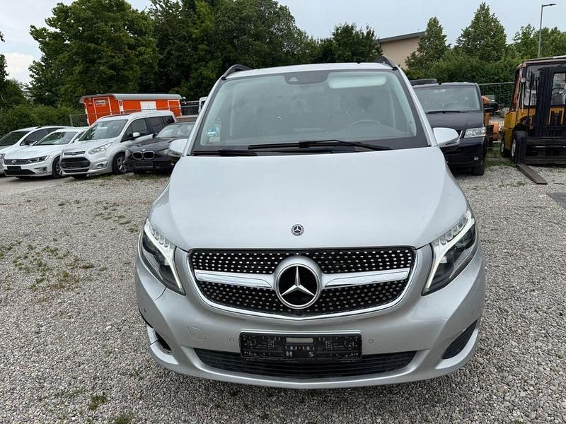 Silber Gebraucht 2017 Mercedes V250 Van / Kleinbus | 29.900 € - Bild 1/4