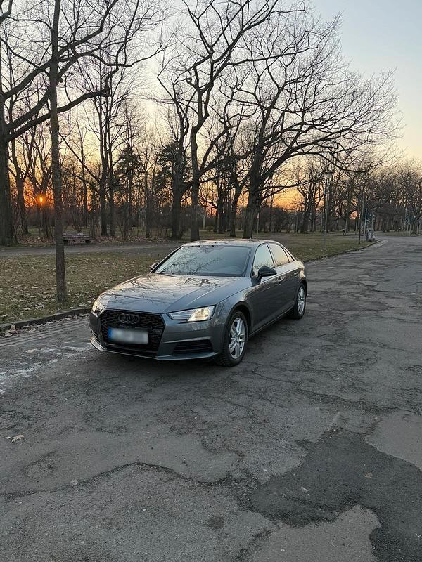 Gebraucht Audi A4 130 PS (95 kW) 2019 Grau Limousine