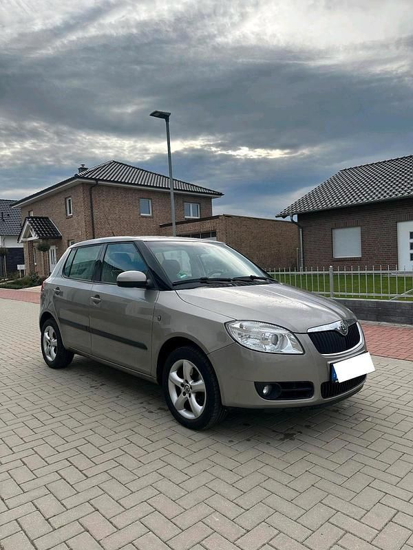 Gelb Gebraucht 2009 Skoda Fabia Kleinwagen | 3.400 € (Teuer) - Bild 1/4