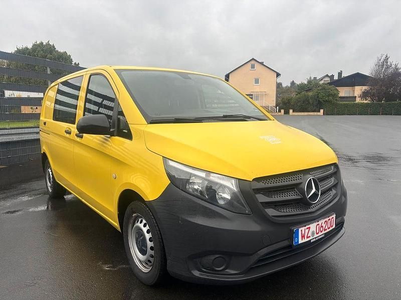 Gelb Gebraucht 2017 Mercedes Vito Van / Kleinbus | 9.750 € (Superpreis) - Bild 1/4