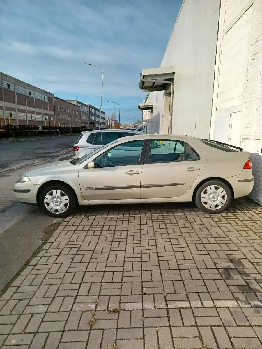 Gebraucht Renault Laguna II 135 PS (99 kW) 2006 Gold Limousine
