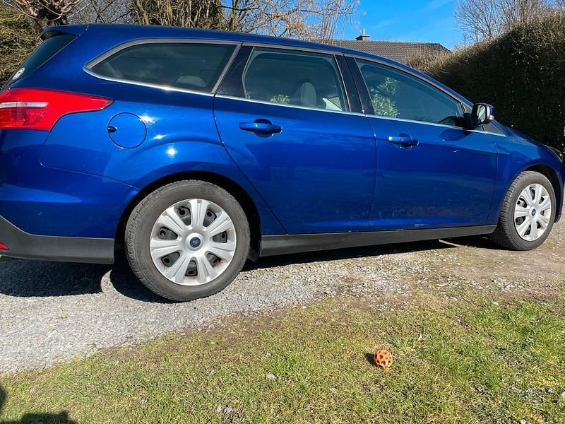 Gebraucht Ford Focus 105 PS (77 kW) 2016 Blau Kombi