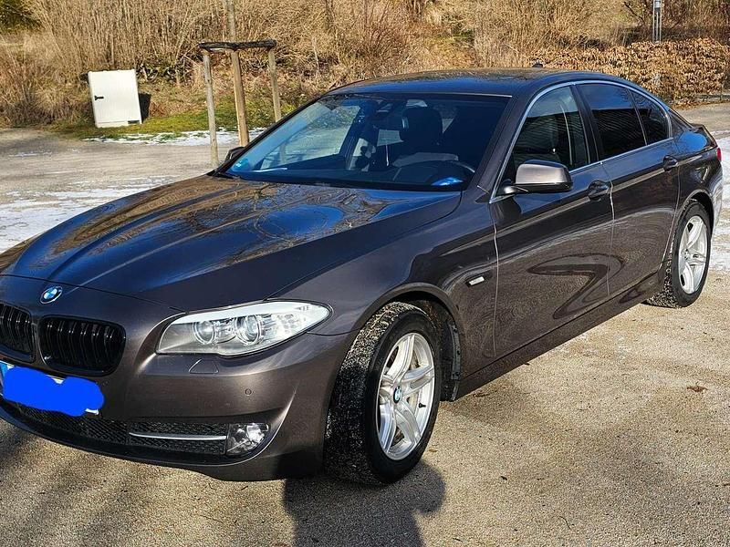 Braun Gebraucht 2013 BMW 520 Efficient Dynamics Limousine | 7.000 € (Superpreis) - Bild 1/4