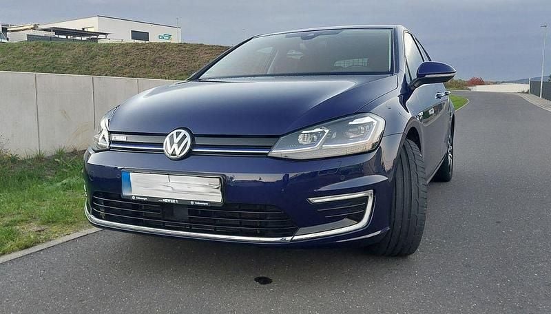 Blau Gebraucht 2020 VW e-Golf Kleinwagen | 14.900 € (Fairer Preis) - Bild 1/4