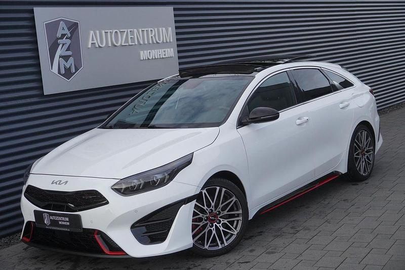 Deluxeweiss metallic Gebraucht 2022 Kia ProCeed GT Kleinwagen | 28.990 € (Fairer Preis) - Bild 1/4