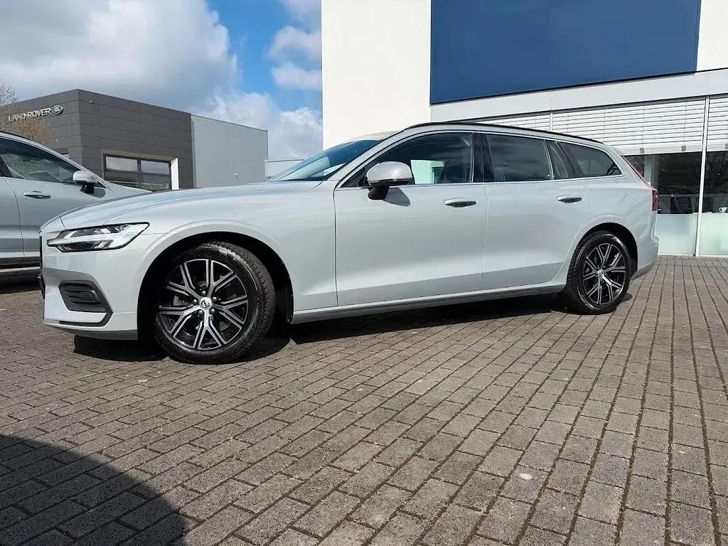 Gebraucht Volvo V60 Core 197 PS (144 kW) 2024 Grau Kombi