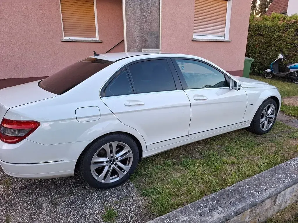 Gebraucht Mercedes C200 184 PS (135 kW) 2011 Weiß Limousine