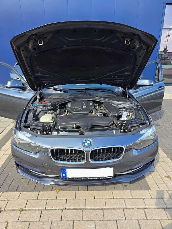 Grau Gebraucht 2017 BMW 318 Kombi | 9.990 € (Guter Preis) - Bild 1/4
