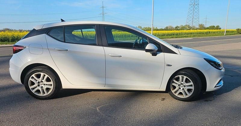 Gebraucht Opel Astra Dynamic 110 PS (80 kW) 2018 Weiß Limousine