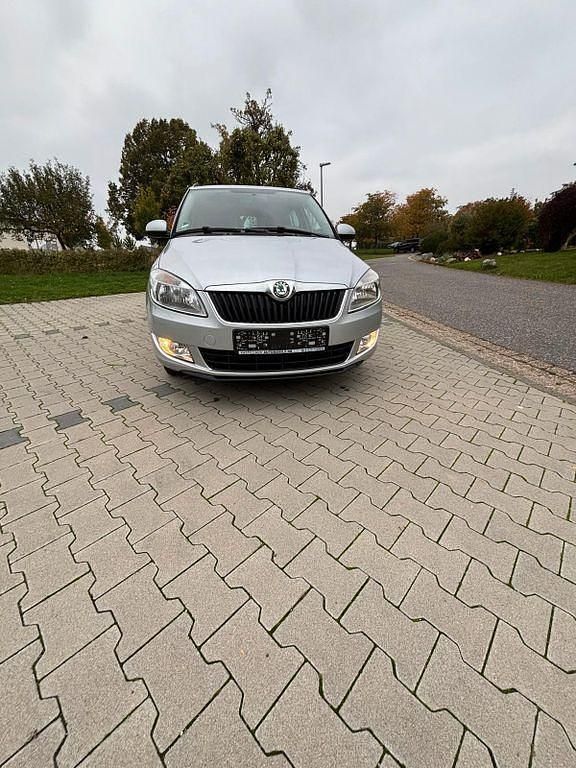 Silber Gebraucht 2011 Skoda Fabia Family Kleinwagen | 4.500 € (Fairer Preis) - Bild 1/4