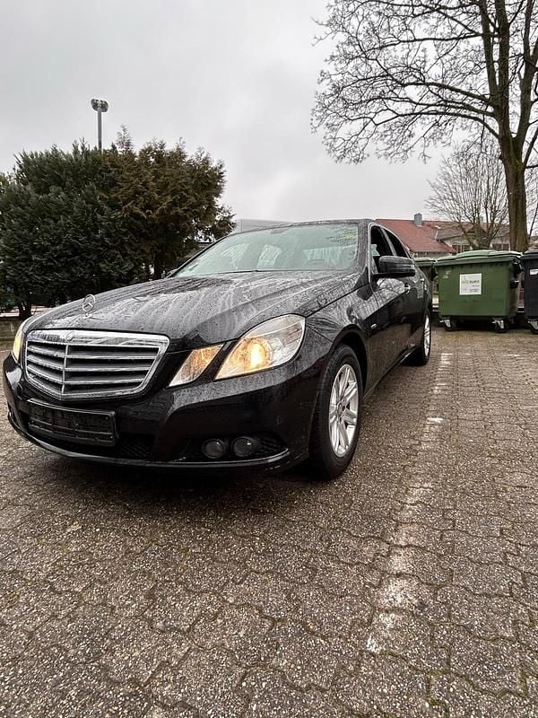 Schwarz Gebraucht 2011 Mercedes E200 Limousine | 7.200 € (Guter Preis) - Bild 1/4