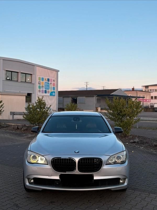 Gebraucht BMW 740 306 PS (225 kW) 2011 Silber Limousine