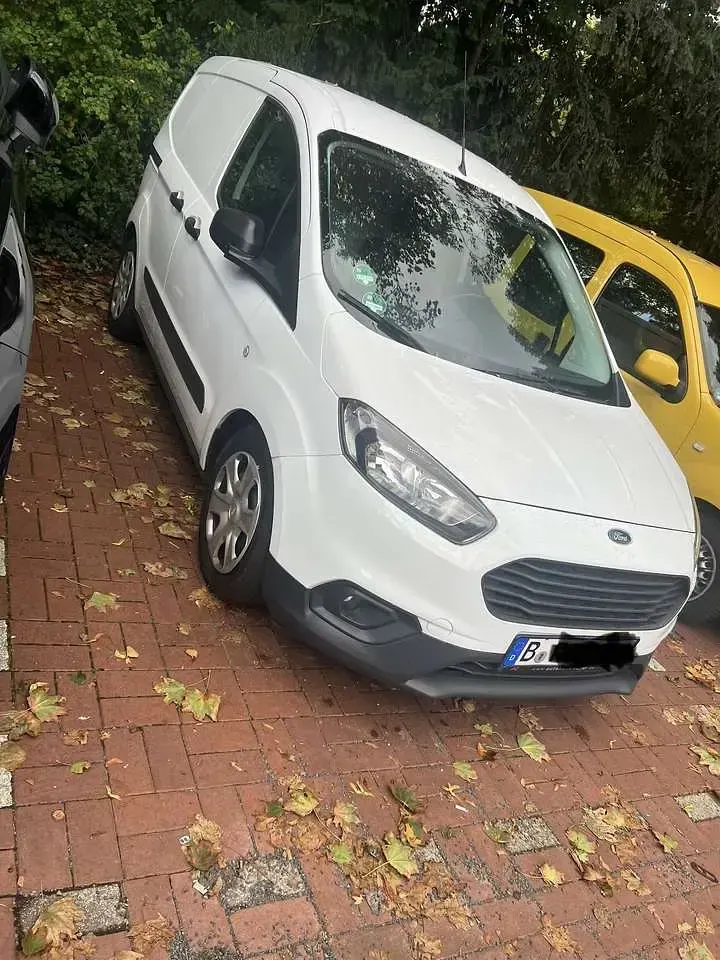 Gebraucht Ford Tourneo Courier Titanium 97 PS (71 kW) 2019 Weiß Van / Kleinbus