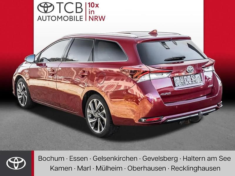 Gebraucht Toyota Auris Team 99 PS (72 kW) 2018 Red mc. Limousine