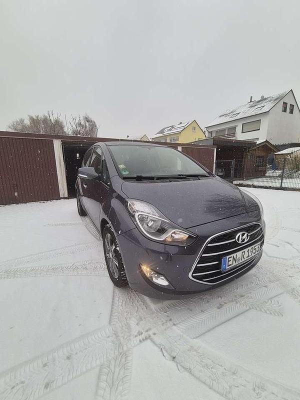Gebraucht Hyundai ix20 Passion 90 PS (66 kW) 2016 Grau Kleinwagen