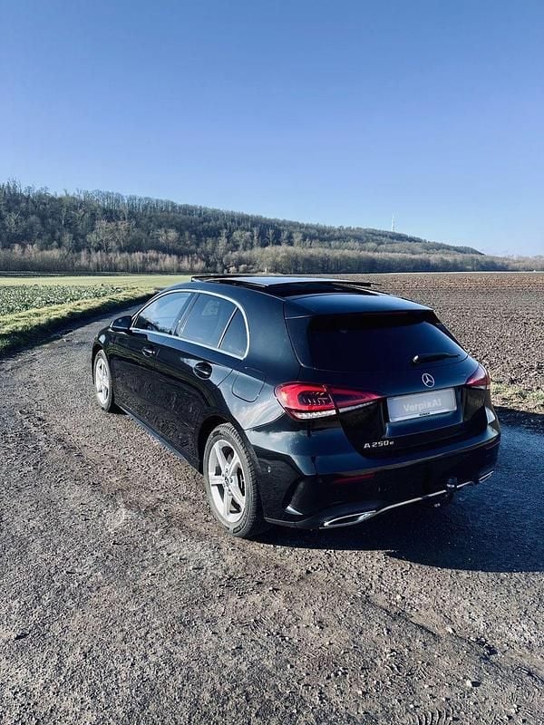 Second-hand Mercedes E250 160 CP (117 kW) 2020 Negru Berlinǎ