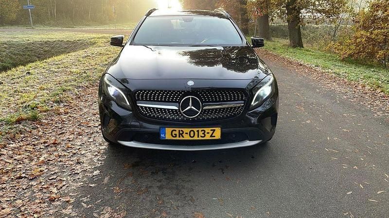 Schwarz Gebraucht 2015 Mercedes GLA180 Edition SUV | 12.450 € - Bild 1/4