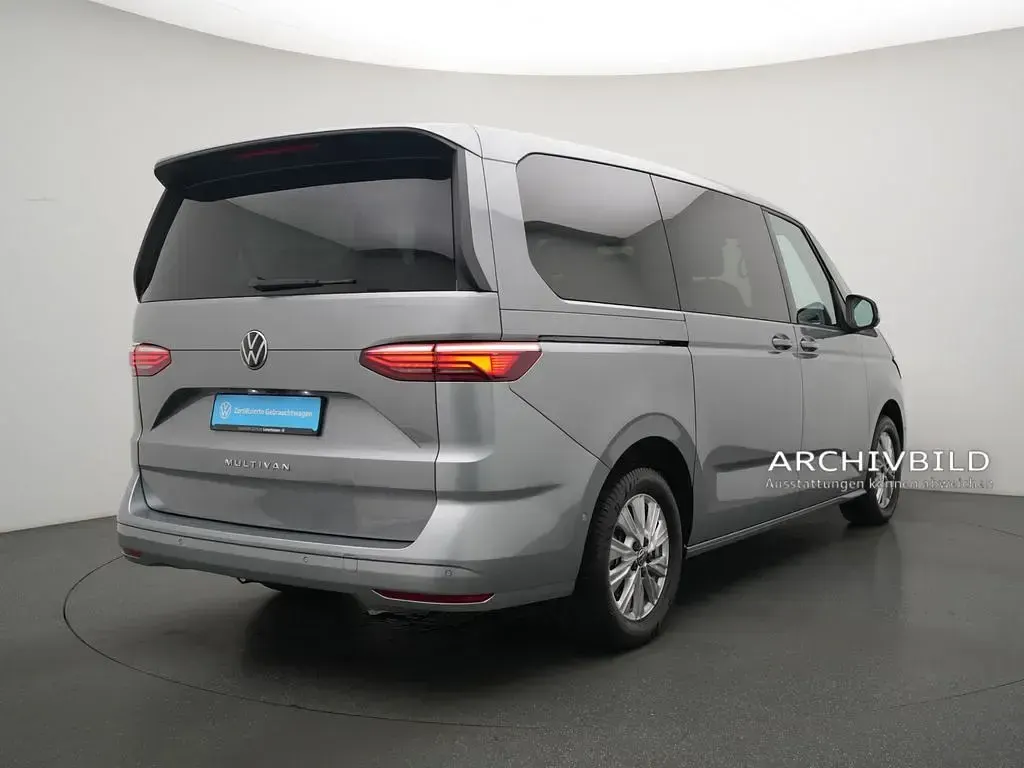 Gebraucht VW Multivan Life 150 PS (110 kW) 2025 Monosilber Van / Kleinbus