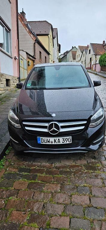 Schwarz Gebraucht 2015 Mercedes B180 Van / Kleinbus | 8.980 € (Guter Preis) - Bild 1/4