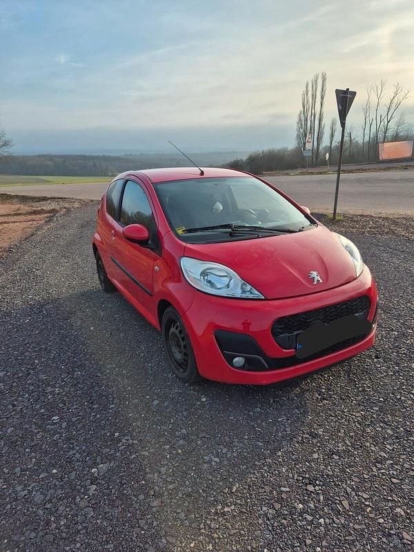 Gebraucht Peugeot 107 60 PS (44 kW) 2013 Rot Kleinwagen