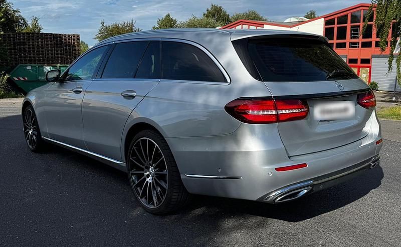 Gebraucht Mercedes E220 Edition 194 PS (142 kW) 2016 Grau Kombi