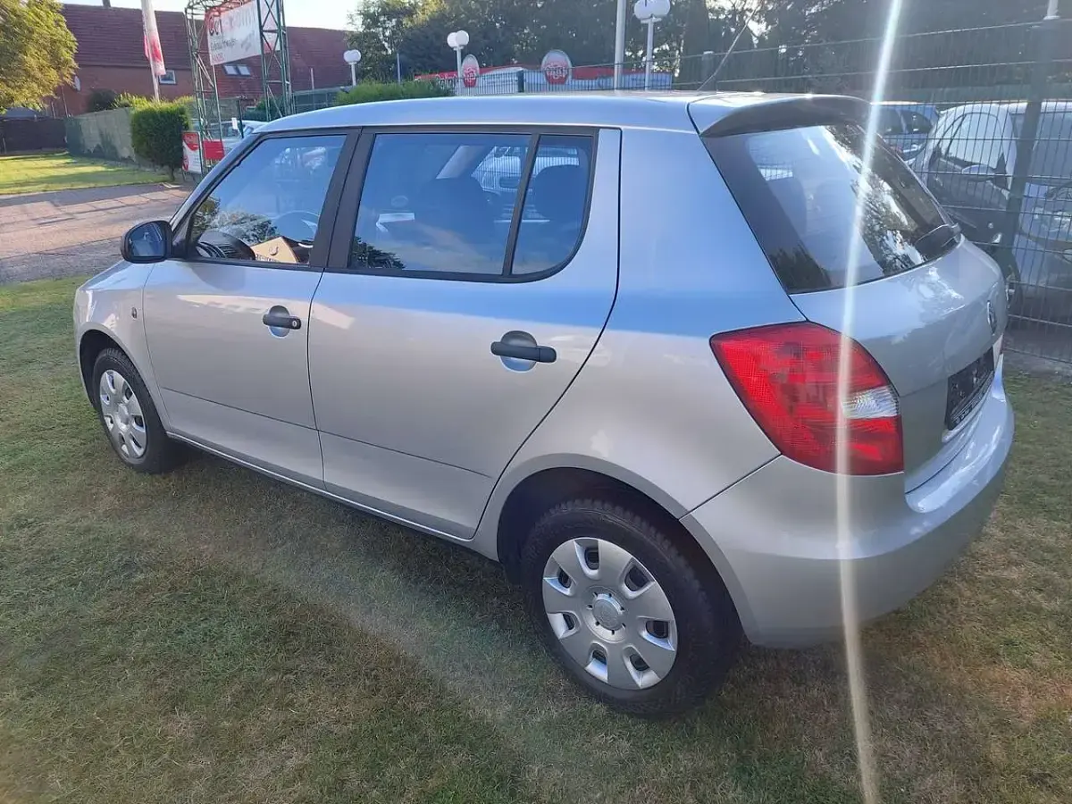 Gebraucht Skoda Fabia Classic 60 PS (44 kW) 2009 Brilliantsilber metallic Kleinwagen
