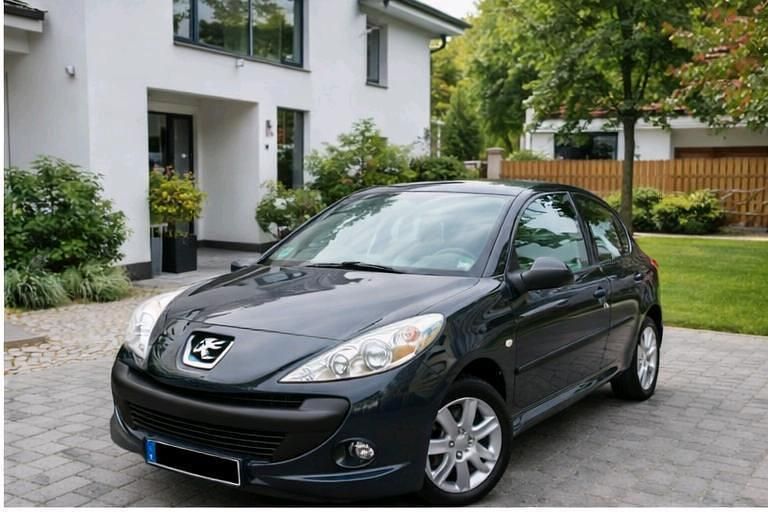 Gebraucht Peugeot 206 60 PS (44 kW) 2011 Schwarz Kleinwagen