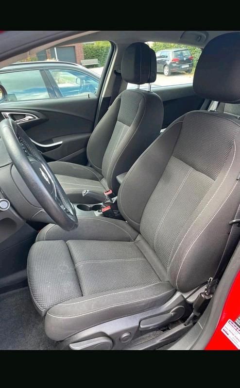 Gebraucht Opel Astra 101 PS (74 kW) 2012 Rot Kleinwagen