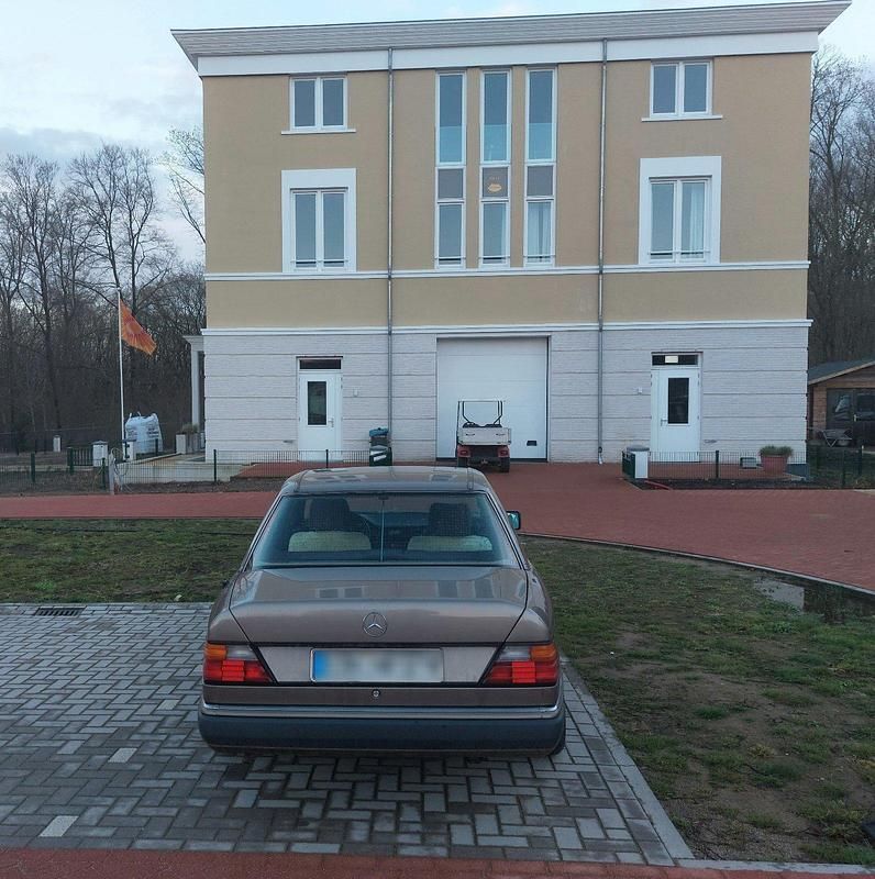 Gebraucht Mercedes E230 131 PS (96 kW) 1989 Braun Limousine