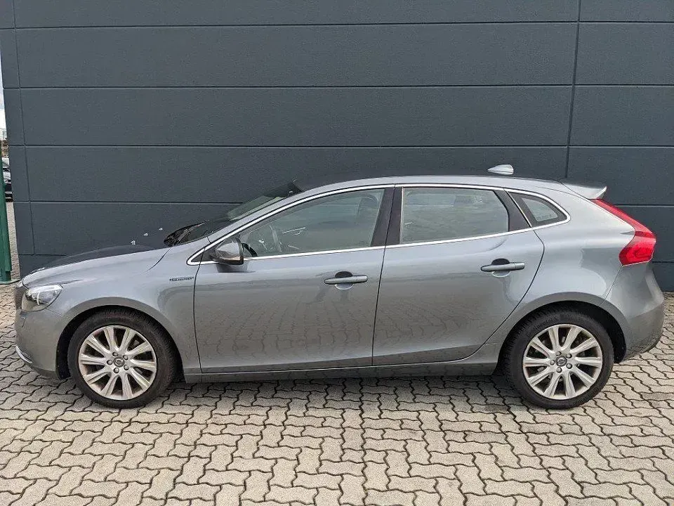 Gebraucht Volvo V40 Momentum 150 PS (110 kW) 2016 Osmium grey metallic Limousine