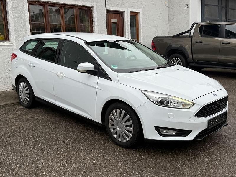 Gebraucht Ford Focus Trend 125 PS (91 kW) 2016 Weiß Limousine