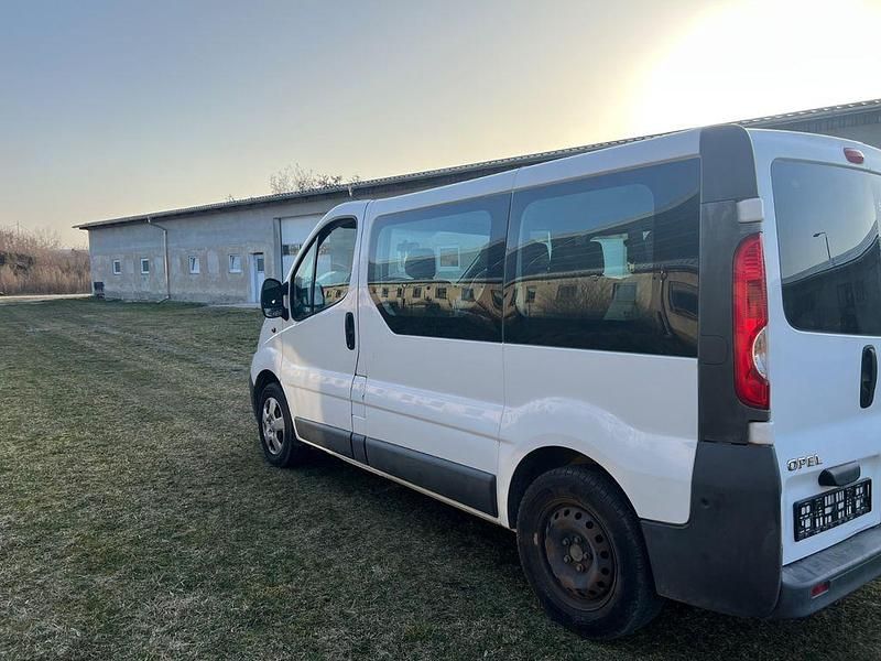 Gebraucht Opel Vivaro 114 PS (83 kW) 2011 Weiß Van / Kleinbus
