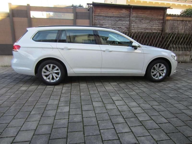 Weiß Gebraucht 2019 VW Passat Business Kombi | 18.700 € (Guter Preis) - Bild 1/4