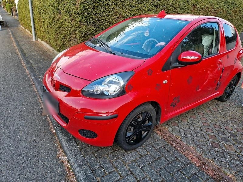 Gebraucht Toyota Aygo 70 PS (51 kW) 2012 Rot Kleinwagen