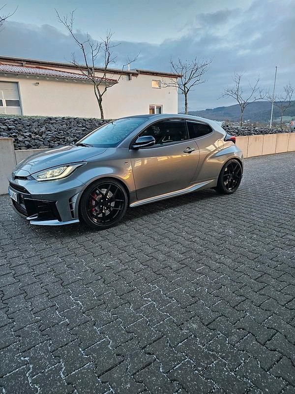 Grau Gebraucht 2024 Toyota Yaris Kleinwagen | 52.999 € (Etwas zu teuer) - Bild 1/4