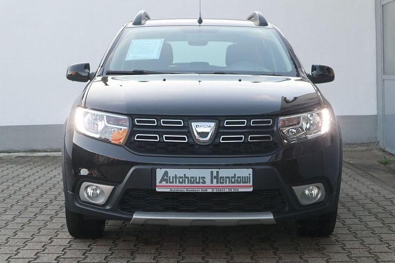 Schwarz Gebraucht 2020 Dacia Sandero Celebration SUV | 9.790 € (Guter Preis) - Bild 1/4