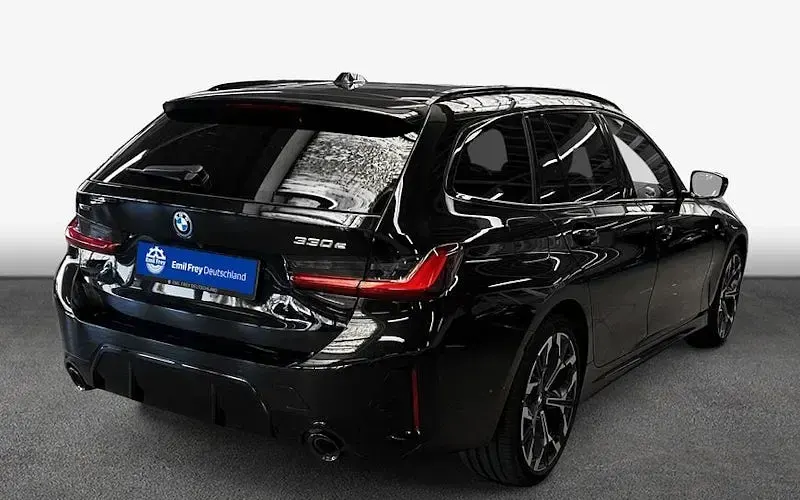 Nowe BMW 330e 292 KM (214 kW) 2025 Czarny Kombi