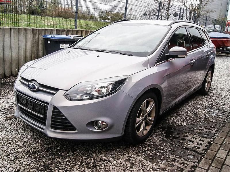 Gebraucht Ford Focus Champions Edition 140 PS (102 kW) 2012 Mica stonesilber/grau Limousine