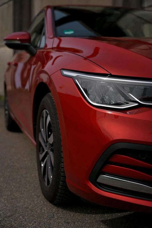 Gebraucht VW Golf VIII Life 130 PS (95 kW) 2022 Rot Limousine