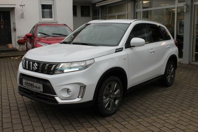 Gebraucht Suzuki Vitara Comfort 102 PS (75 kW) 2023 Pearl cool white metallic (metallic) SUV