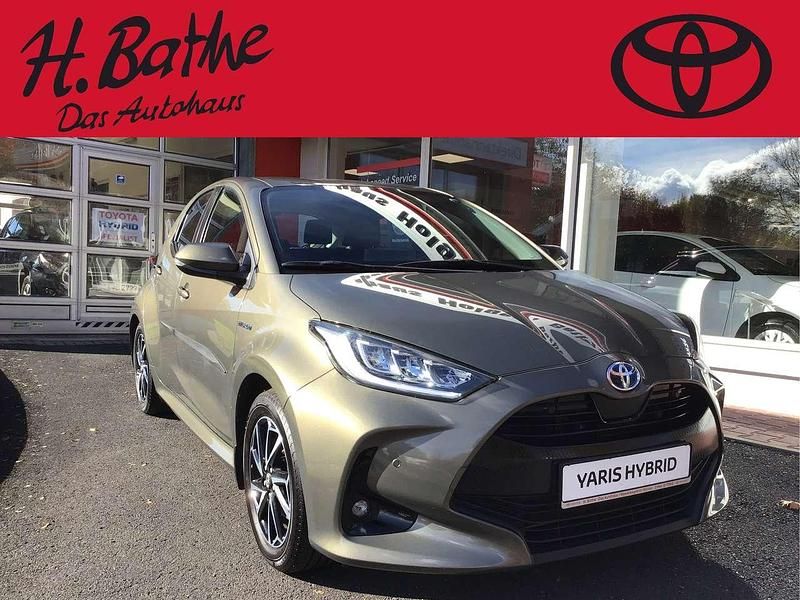 Mangan bronze Gebraucht 2021 Toyota Yaris Hybrid Club Kleinwagen | 15.480 € (Superpreis) - Bild 1/4