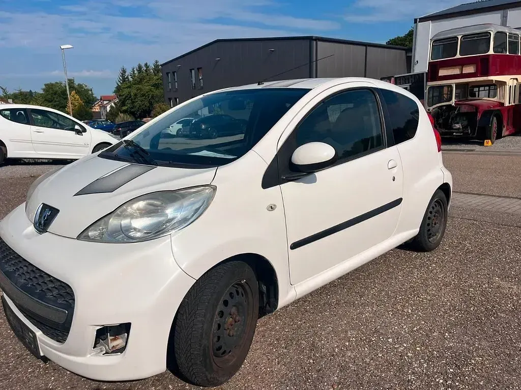 Gebraucht Peugeot 107 Filou 68 PS (50 kW) 2011 Weiß Kleinwagen