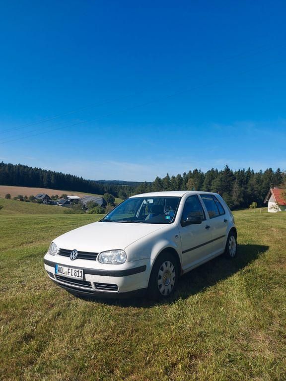 Weiß Gebraucht 2000 VW Golf IV Limousine | 1.400 € (Guter Preis) - Bild 1/4