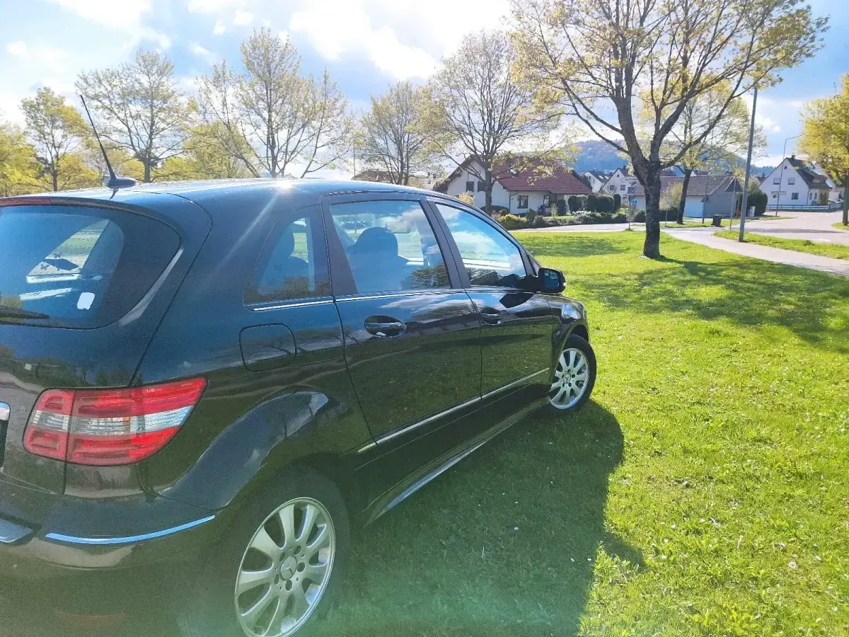 Gebraucht Mercedes B160 95 PS (69 kW) 2011 Schwarz Kleinwagen