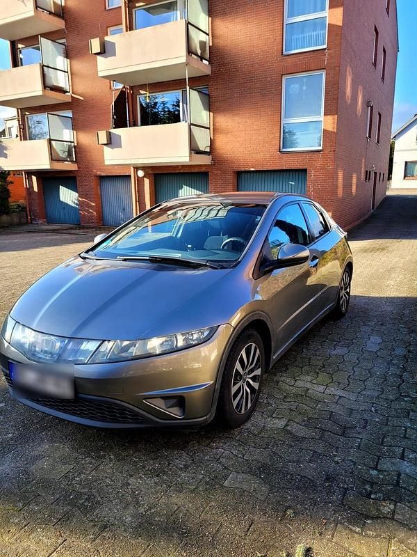 Grau Gebraucht 2006 Honda Civic Comfort Limousine | 2.700 € (Fairer Preis) - Bild 1/4
