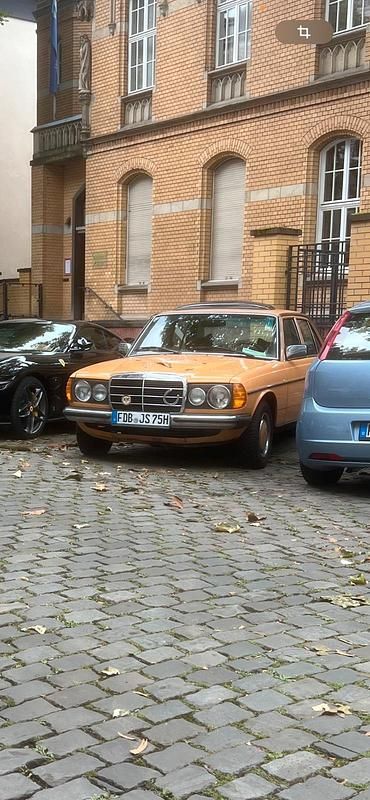 Gebraucht Mercedes 240 1977 Orange Limousine