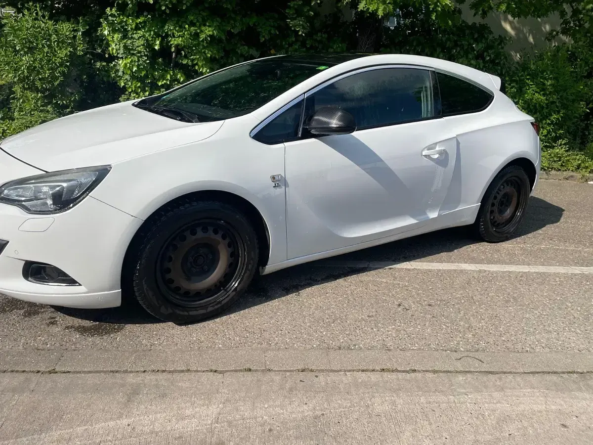 Gebraucht Opel Astra GTC 140 PS (102 kW) 2012 Weiß Coupé