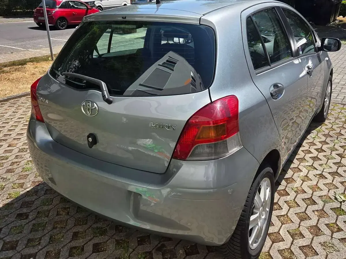 Gebraucht Toyota Yaris 69 PS (50 kW) 2009 Silber Kleinwagen