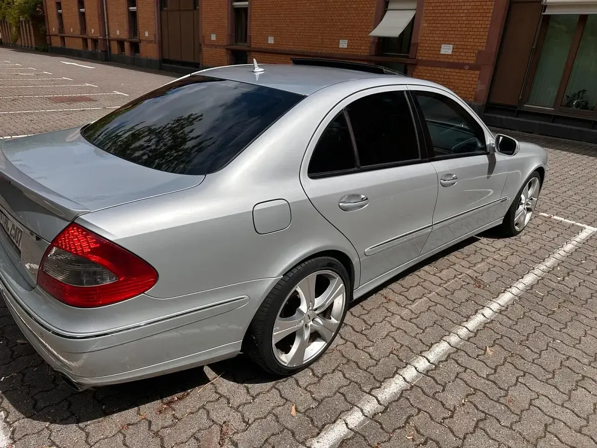Gebraucht Mercedes E320 224 PS (164 kW) 2007 Grau Limousine