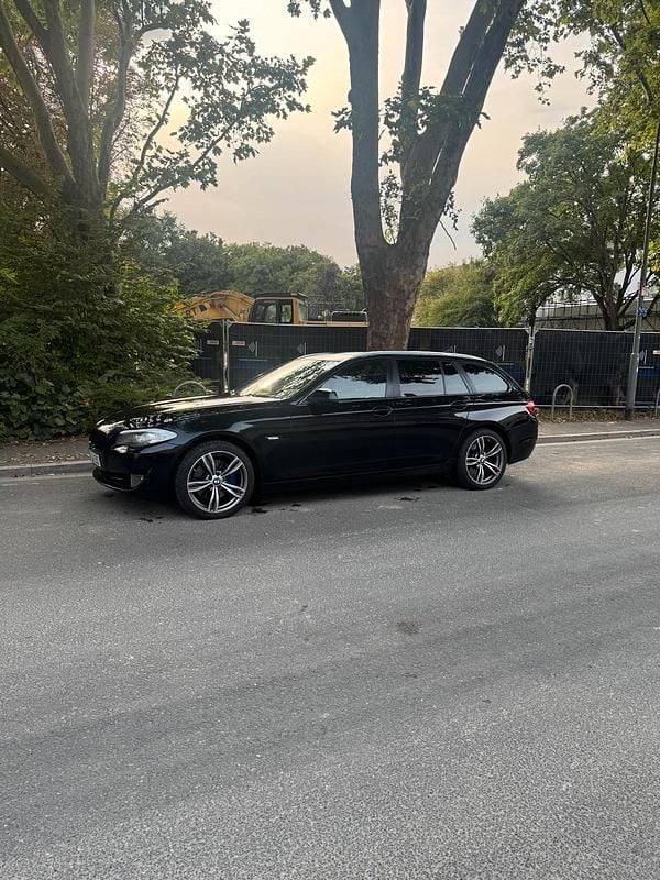 Gebraucht BMW 530 245 PS (180 kW) 2010 Rot Limousine